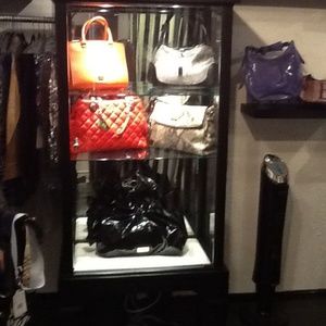 Welvome to Kloset Lines Handbags Dispays